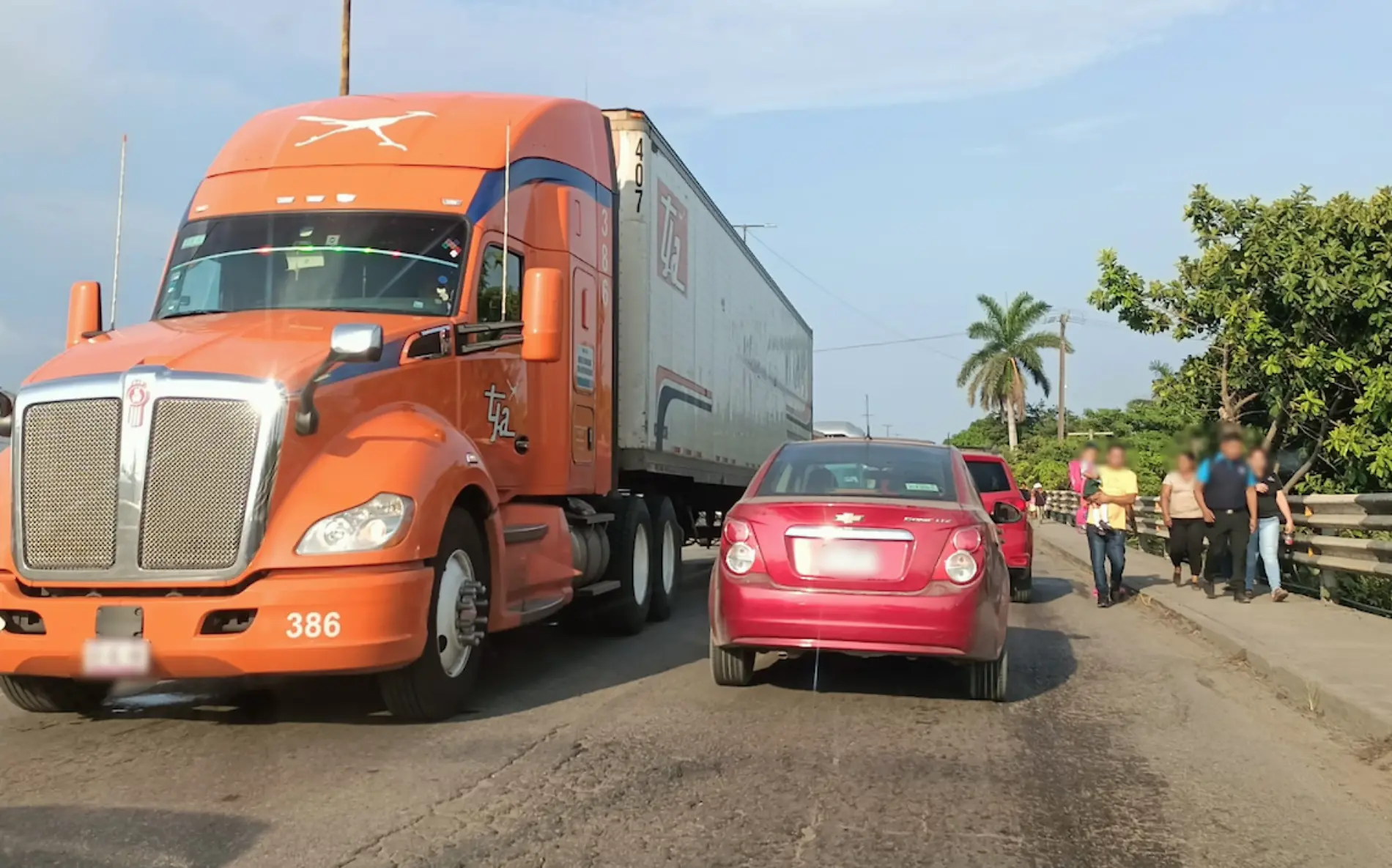 Caos vial entre Tamaulipas y Veracruz por accidente vial